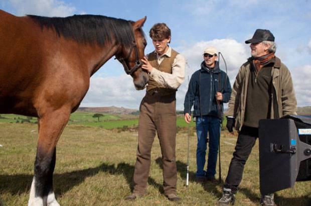 war-horse-jeremy-irvine-spielberg2